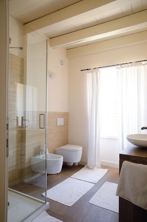 Douche, sĂšche-cheveux, bidet, serviettes fournies