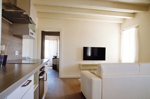 Fridge, oven, stovetop, coffee/tea maker