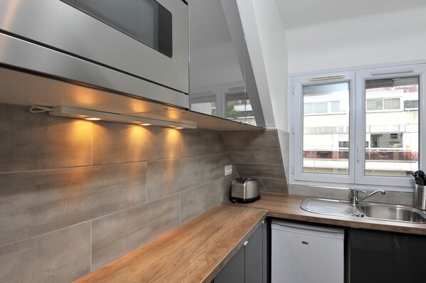 Classic Suite, City View | Private kitchen