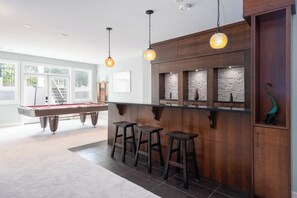 Games room - Luxury Lakeview Retreat – Morgan Creek Golf Stay (Surrey)