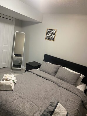 1 bedroom, iron/ironing board, WiFi, bed sheets - Exquisite Studio close to Airport and amenities! (Calgary)