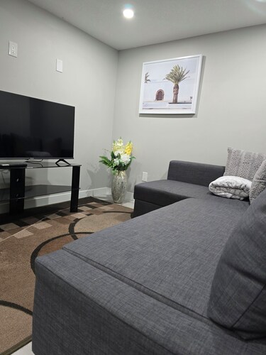 Exquisite Studio close to Airport and amenities!