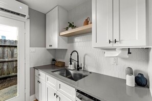 Fridge, microwave, oven, stovetop - NEW Remodeled Heights Luxury / High End / King Bed / Walk to Trail / Sleeps 4 (Houston)