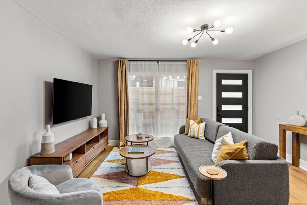 Smart TV - NEW Remodeled Heights Luxury / High End / King Bed / Walk to Trail / Sleeps 4 (Houston)