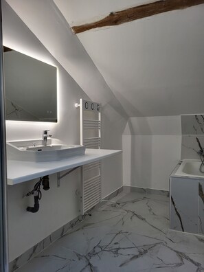 Douche, sèche-cheveux, serviettes fournies, savon