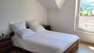2 bedrooms, WiFi, bed sheets