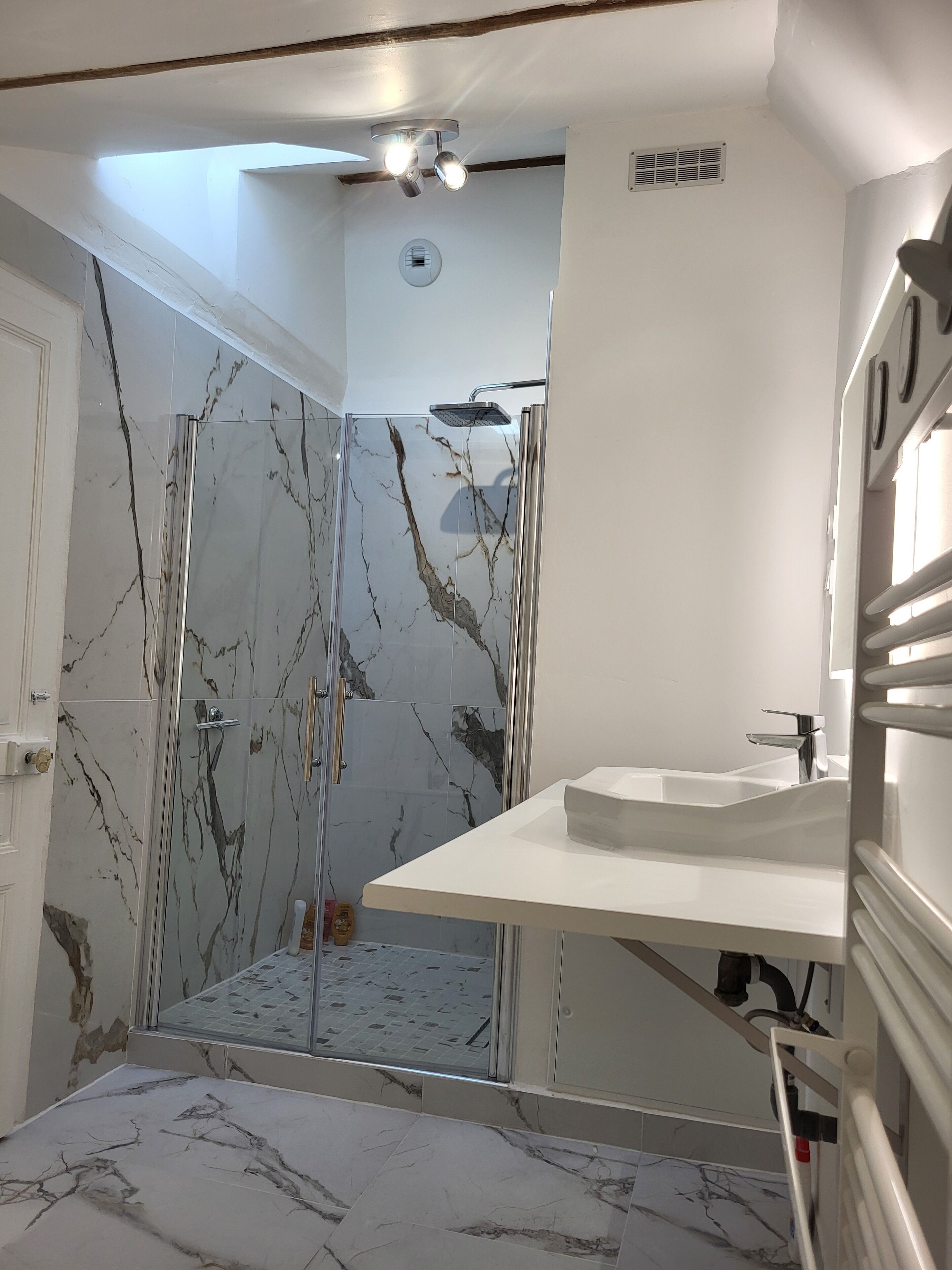 Dusche, Haartrockner, Handtücher, Seife