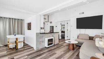 Una televisión, una chimenea