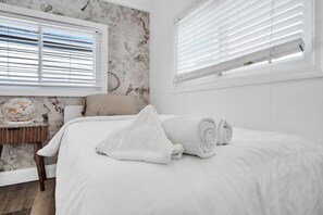 2 bedrooms, desk, WiFi, bed sheets