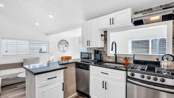 Frigorífico, microondas, horno y placa de cocina