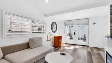 Una televisión, una chimenea