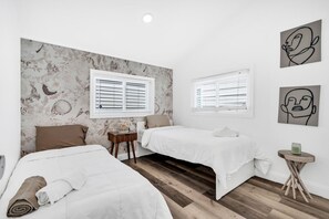 2 bedrooms, desk, WiFi, bed sheets