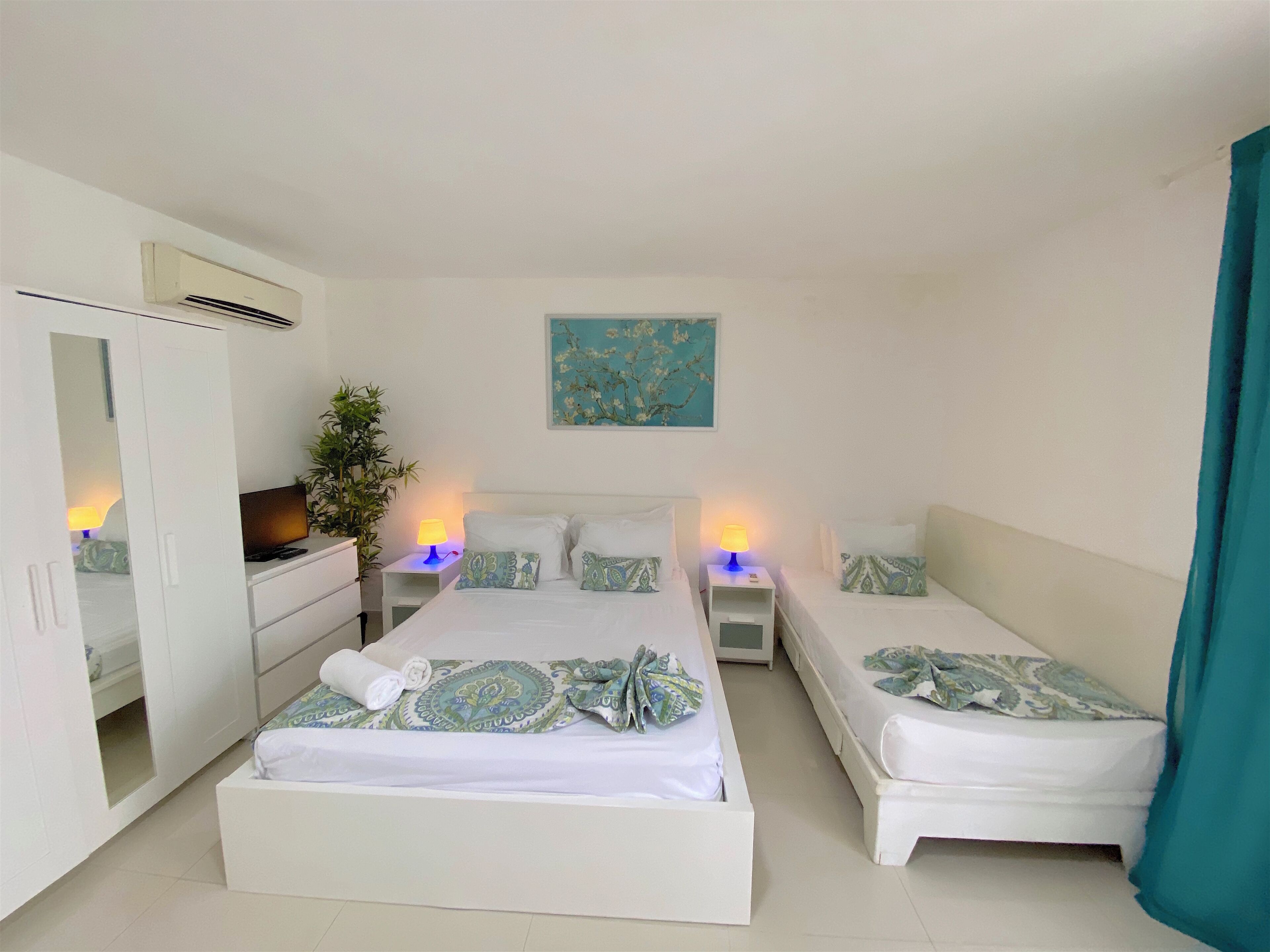 Studio – basic, balkong, bassengutsikt | Safe på rommet, strykejern/-brett, wi-fi (inkludert) og sengetøy