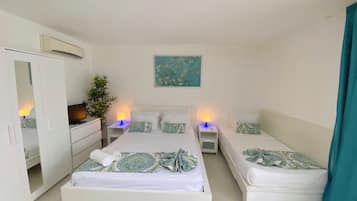 Monolocale Basic, balcone, vista piscina | Una cassaforte in camera, ferro/asse da stiro, Wi-Fi gratuito, lenzuola