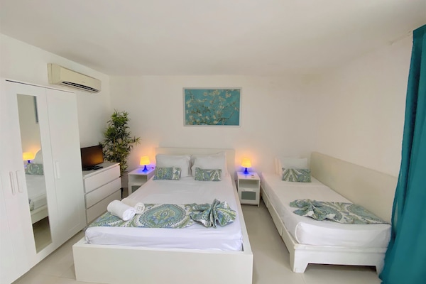 Basic Studio, Balcony, Pool View | Peti besi dalam bilik, seterika/papan seterika, Wi-fi percuma