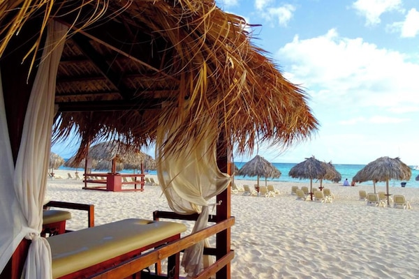 Einkaströnd, hvítur sandur, strandskálar, 2 strandbarir