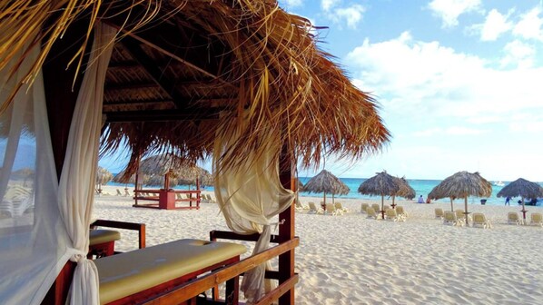 Privat strand, hvit sand, strandtelt (mot et tillegg) og 2 strandbarer