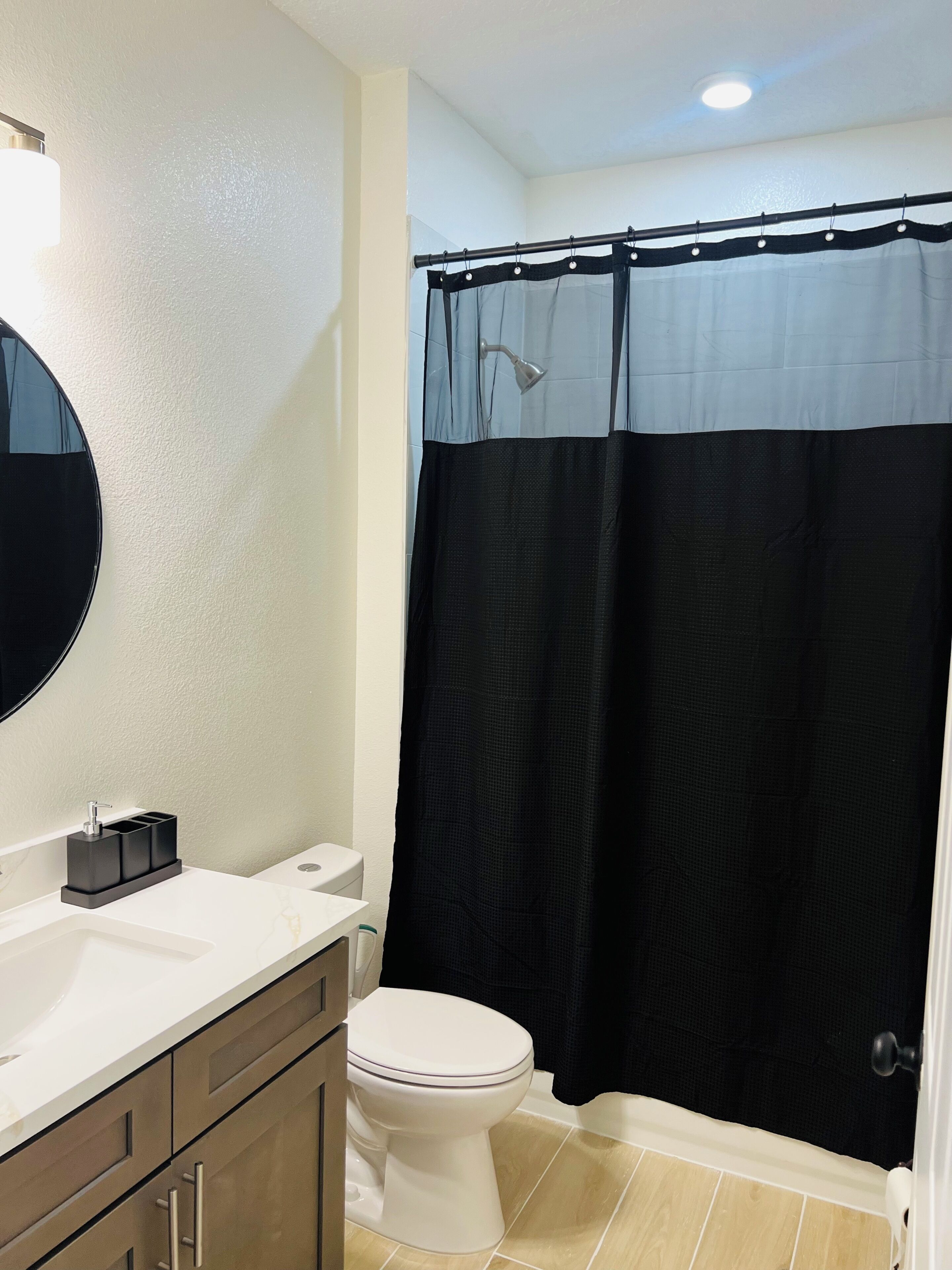 Douche, séchoir à cheveux, serviettes fournies, savon