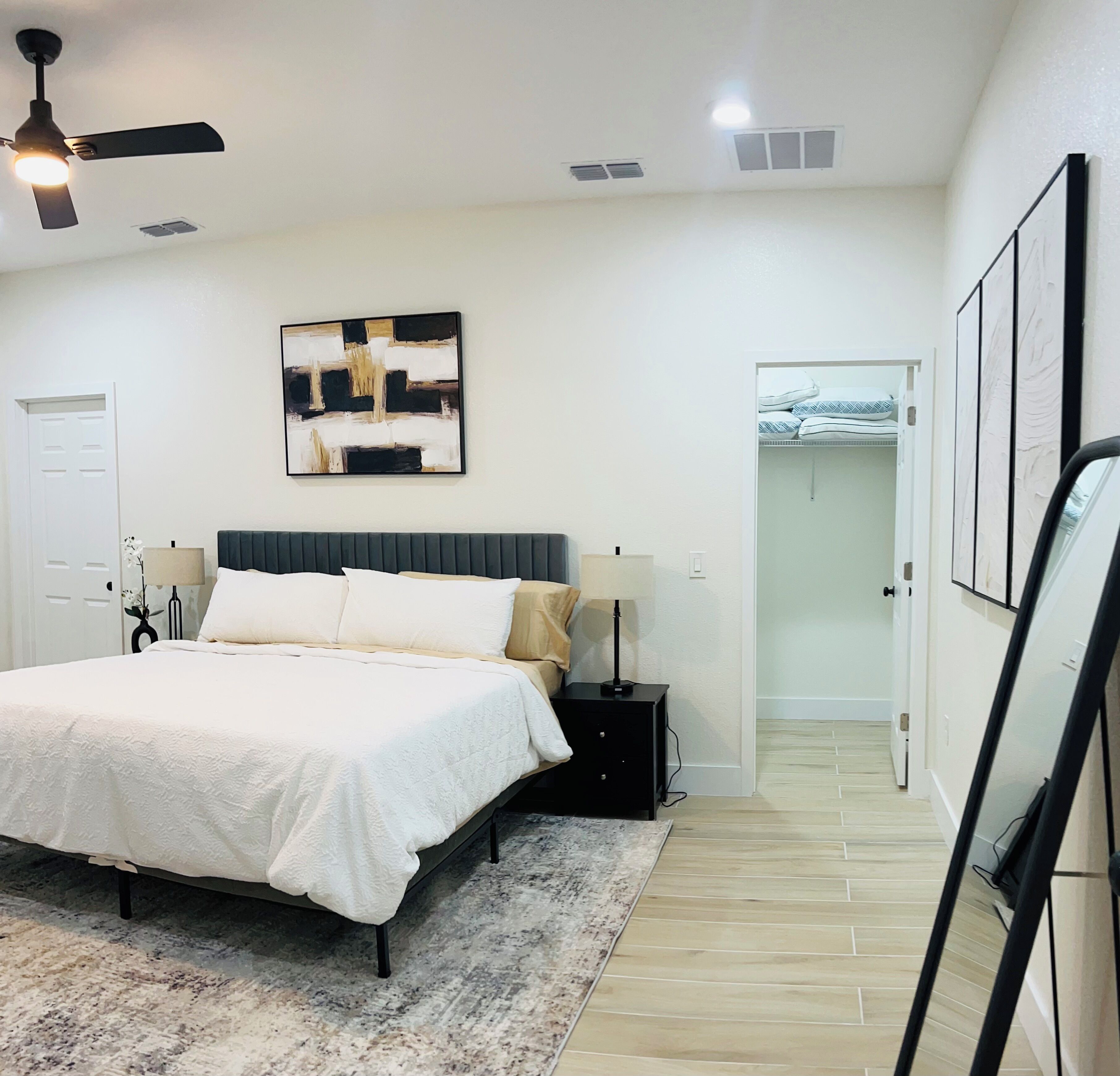 3 chambres, bureau, fer et planche à repasser, lit parapluie