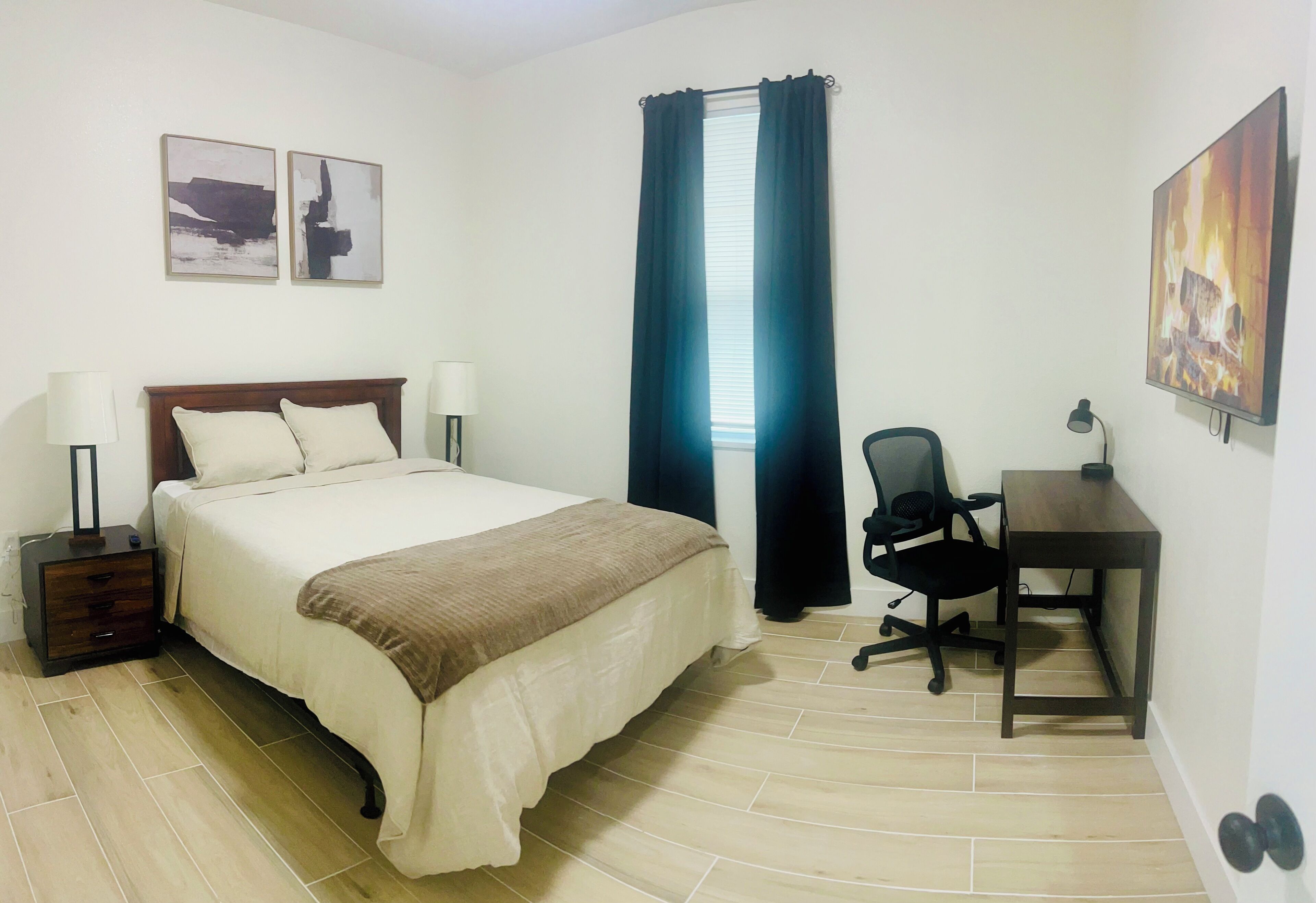 3 soverom, skrivebord, strykejern/-brett og reiseseng for barn