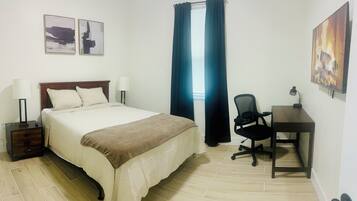 3 soverom, skrivebord, strykejern/-brett og reiseseng for barn