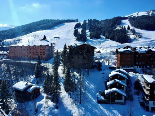 Semi-detached chalet in the heart of Courchevel Village