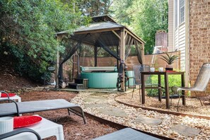 Outdoor dining - Upscale 1-Bdrm Wellness Suite near Atlanta Airport (Atlanta)