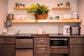 Refrigerador, microondas, parrilla de estufa y utensilios de cocina 