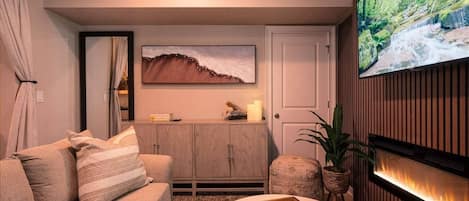 Smart TV, fireplace