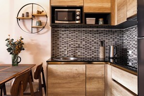 Refrigerador, microondas, placa de cocina, mesa de comedor