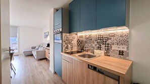 Kühlschrank, Mikrowelle, Ofen, Geschirrspüler