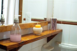 Dusch, hårtork, bidé och handdukar