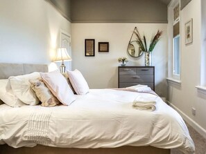 2 slaapkamers, een strijkplank/strijkijzer, reisbedje, gratis wifi