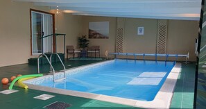 Een binnenzwembad en een verwarmd zwembad