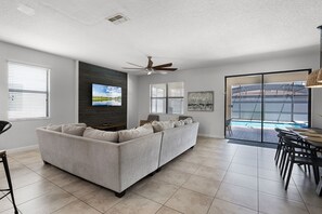 Smart-TV, Videospiele, Tischfußball, Tischtennisplatte