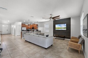 Smart-TV, Videospiele, Tischfußball, Tischtennisplatte