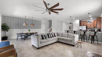 Smart-tv, tv-spel, bordsfotboll och ett bordtennisbord