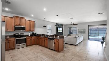 Køleskab, mikrobølgeovn, ovn, kogeplade