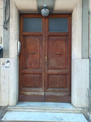 A double wooden door with a metal handle and a glass panel above it. - From the aunts !civitavecchia (Civitavecchia)