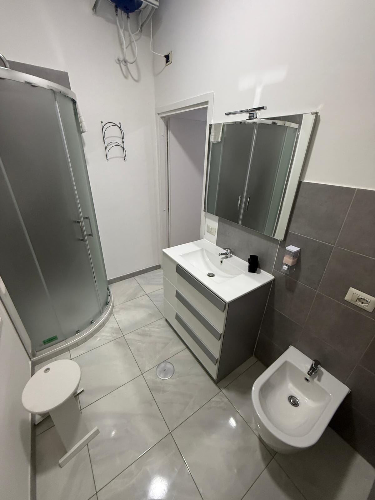Douche, sèche-cheveux, bidet, serviettes fournies