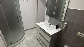 Douche, sĂšche-cheveux, bidet, serviettes fournies