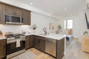 Four, plaque de cuisson, distributeur de glaçons