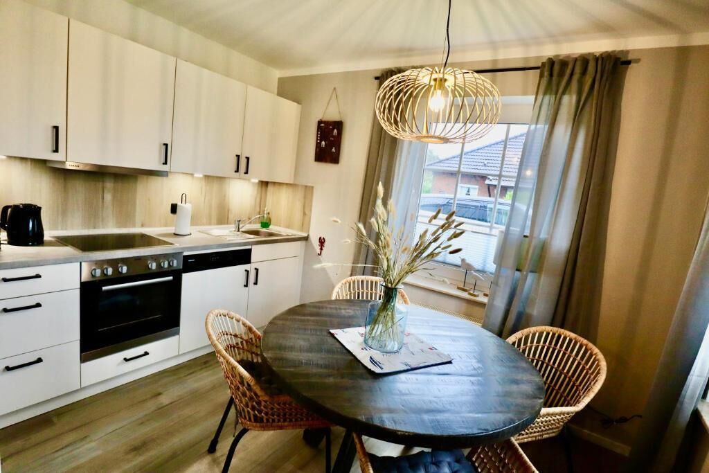 Kühlschrank, Ofen, Geschirrspüler, Wasserkocher mit Kaffee-/Teezubehör