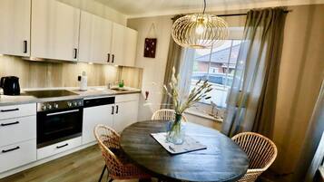 Kühlschrank, Ofen, Geschirrspüler, Wasserkocher mit Kaffee-/Teezubehör