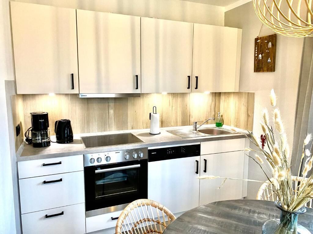 Kühlschrank, Ofen, Geschirrspüler, Wasserkocher mit Kaffee-/Teezubehör