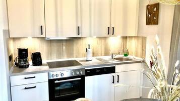 Køleskab, ovn, opvaskemaskine, kaffe-/temaskine