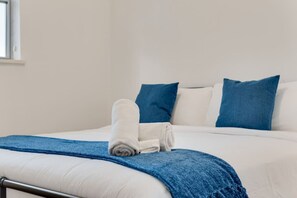 2 bedrooms, desk, iron/ironing board, WiFi
