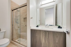 Hair dryer - Sleek loft style 2BR I Gym I Parking I Workspace (Dallas)