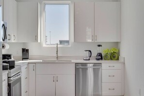 Fridge, microwave, oven, stovetop - Twin Metroview Apartments I King Bed I FreeParking (Dallas)