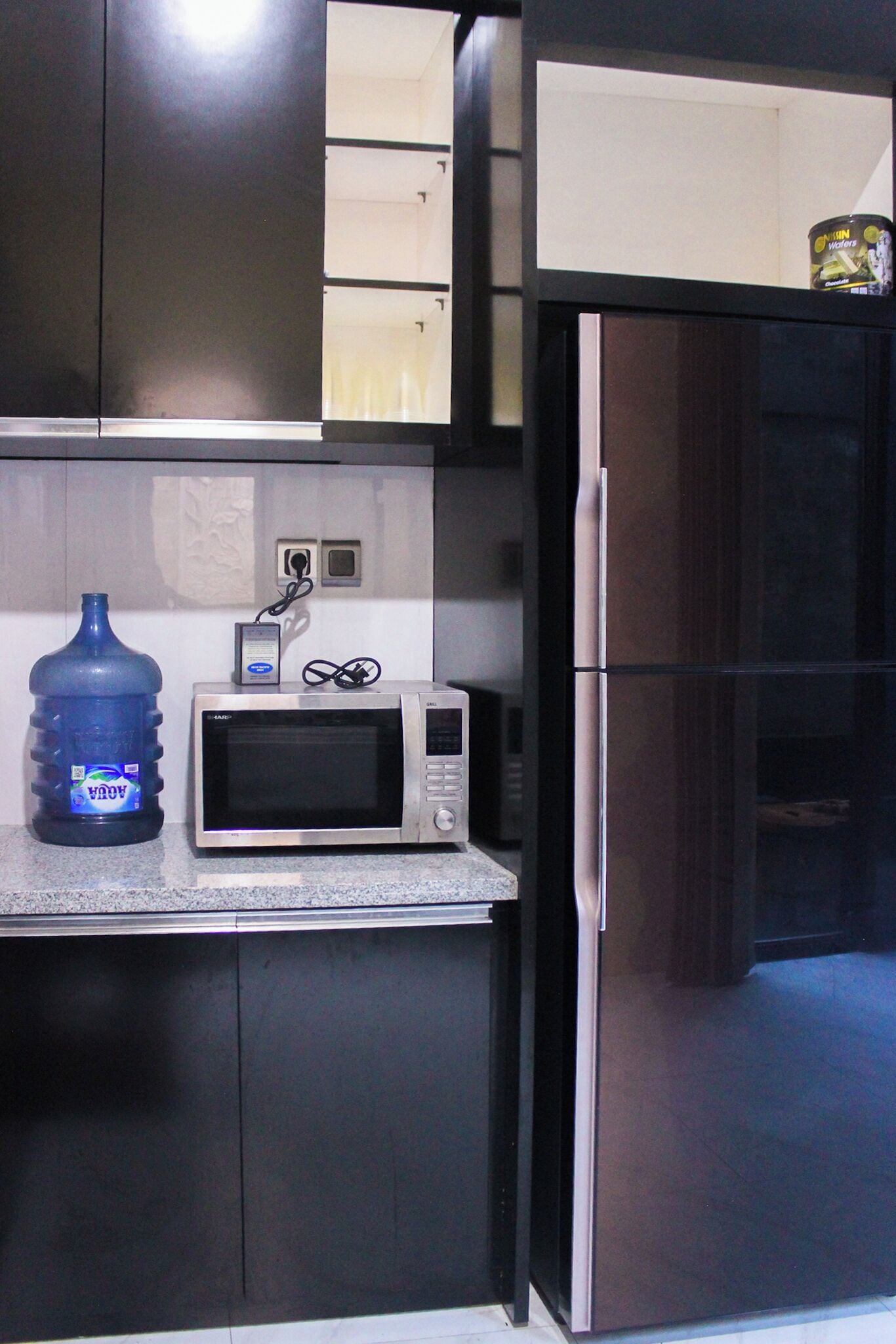 Full-sized fridge, microwave, stovetop, dishwasher